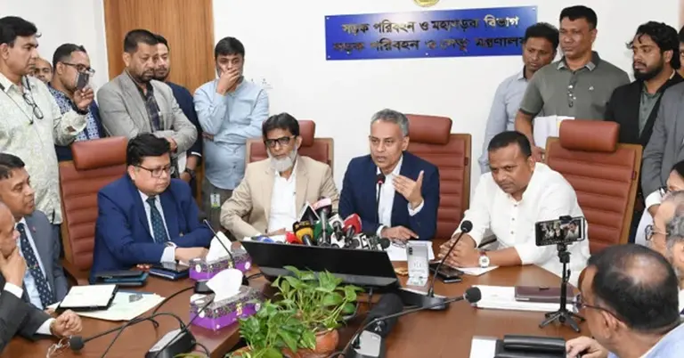 মন্ত্রী শেখ রবিউল আলম, প্রতিমন্ত্রী হাবিবুর রশিদ এবং প্রতিমন্ত্রী মো. রাজিব আহসান